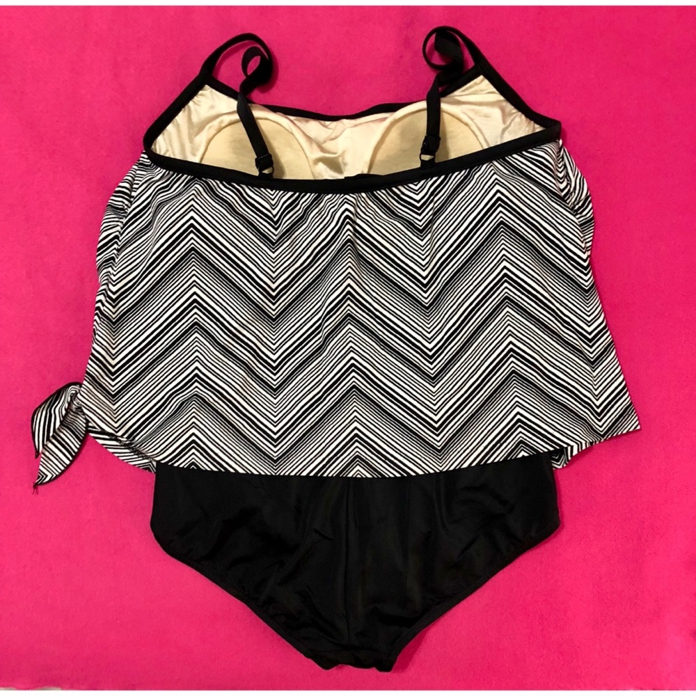 LE COVE Black White One Piece Padded Swims… - Picture 2 of 4